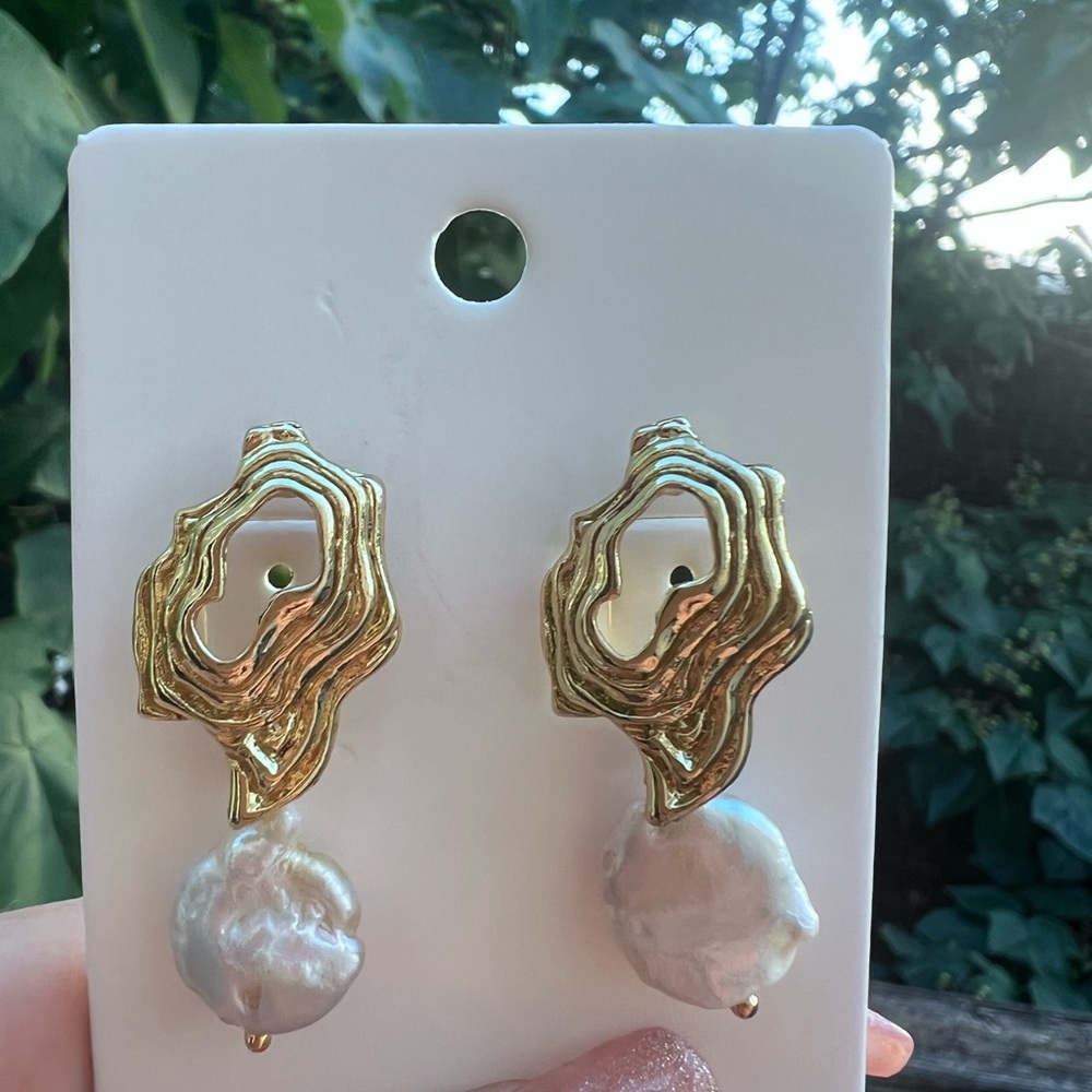 Natural pearl gold plated stainless steel earrings !